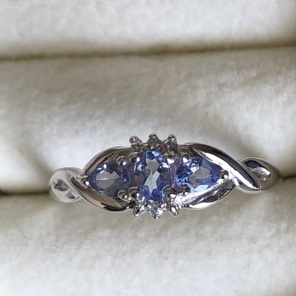 TANZANITE RING IN 10K GOLD SETTING, 3 STONES, DIAMOND CHIPS ON SIDE, NWOT